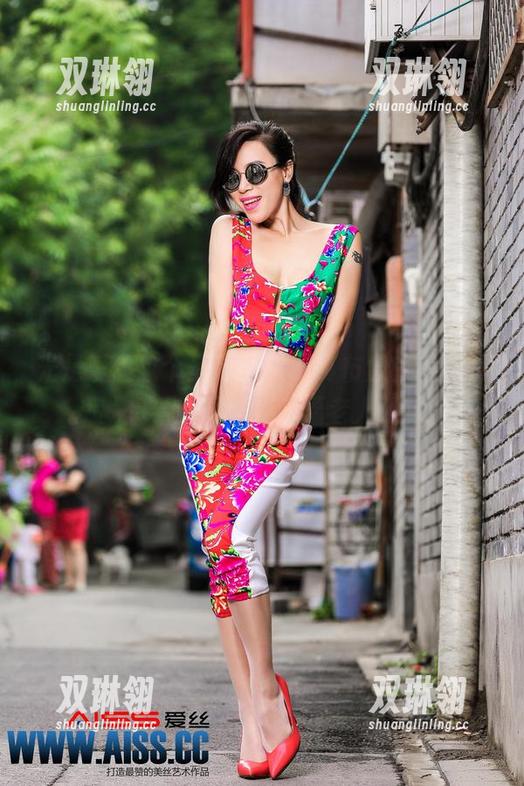 光是爱丝这个圣诞特辑厨具布金审美，我就想看原图里的幸福老人了！