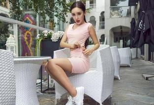AISS爱丝(黄金版) – 听说萱萱的逛街图包里全是星光？我们来一探究竟！