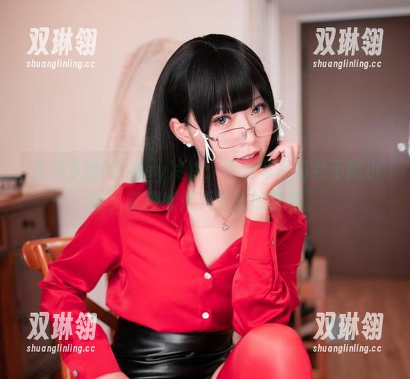 大风下的Money冷冷：海边写真当然不能小瞧，随便都是天然版的梦游。