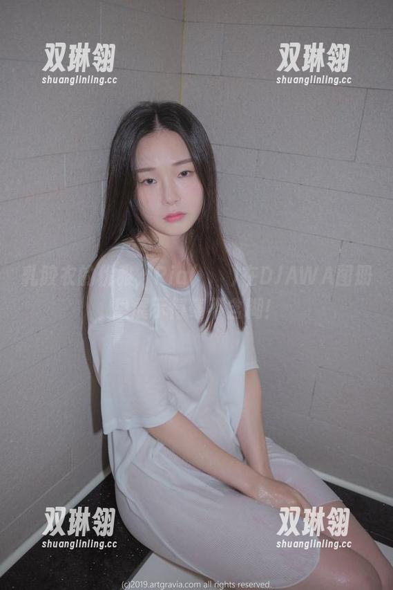 乳胶衣的优雅，Pia(피아)在DJAWA图册里展示得毫不含糊！