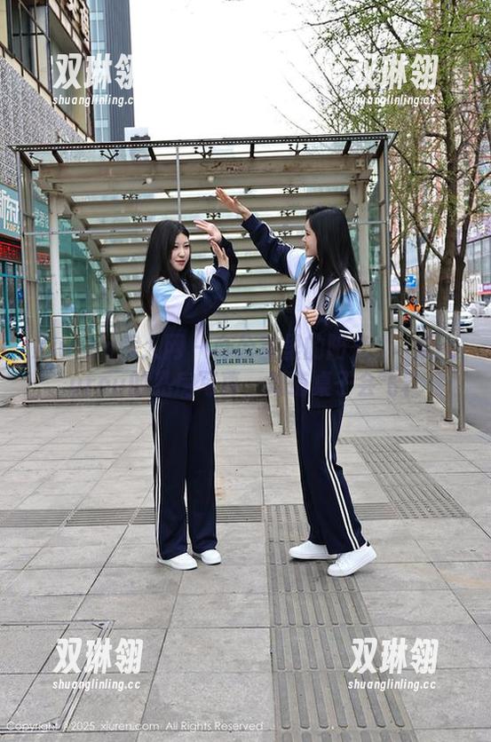 Xiuren秀人网 - 办公室里的阳光：媃柔rourou的私房写真，难道桌子会飞？