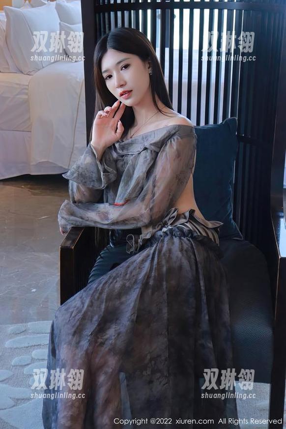 Xiuren秀人网 - 甜白酱总是不按常理出牌，这次的连衣裙定制也是玩出了新花样！