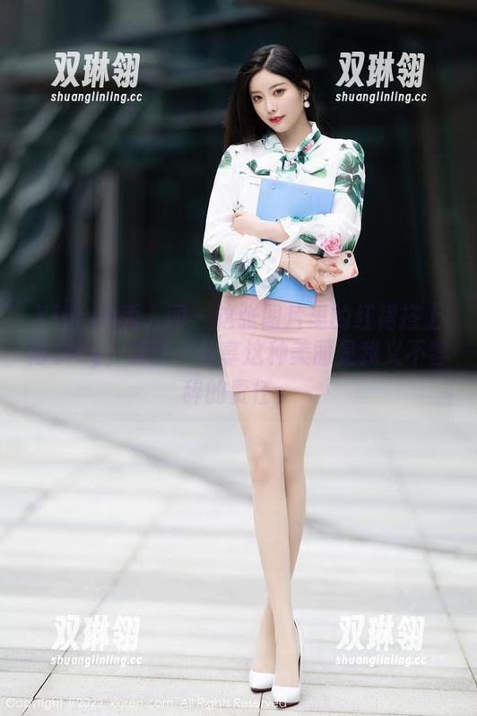 Xiuren秀人网 - 这张图片里的红裙搭上雨夕cy，绝了，分享这种美丽是我义不容辞的责任。