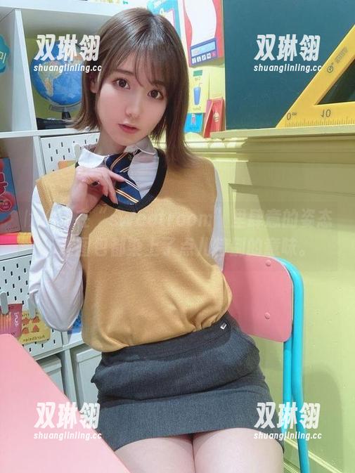 けん研在“sweetroom”里肆意的姿态，连图包都染上了点儿特别的意味。