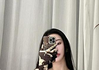 微密圈 – 说真的，不爱笑的赛琳的吊带写真，有点太经典了，想不爱都难！