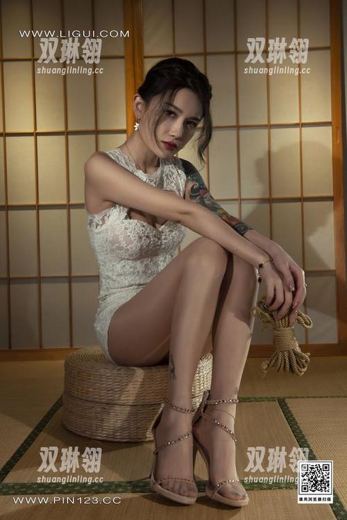 丽柜 - 左左的水手服，看得我直想问定制的灵感来源，是不是海浪捎来的？