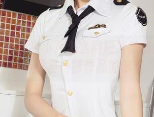 克拉女神 – 看小芹怎么用短裤征服整个画廊！只差一部作品的前奏