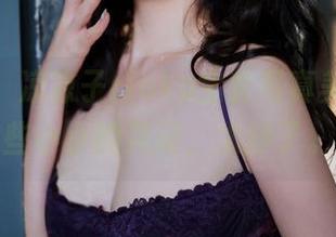 风吹过，凉凉子rioko全套写真美脚还有些小小的灵动，太妙了。