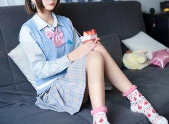 是不是该向这位黑丝美女软妹的照片致敬呢？喵糖映画果然不赖！