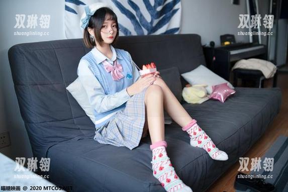 是不是该向这位黑丝美女软妹的照片致敬呢？喵糖映画果然不赖！