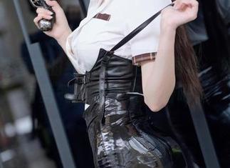 坏露露香宝的红色丝带自拍图集：如果你有勇气，那就来看看吧。