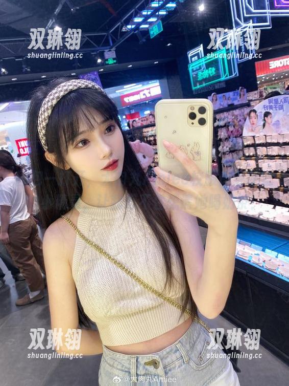 图包一打开，大肉丸Amiee校服化身课堂的小精灵，让我忍不住想请她喝奶茶！