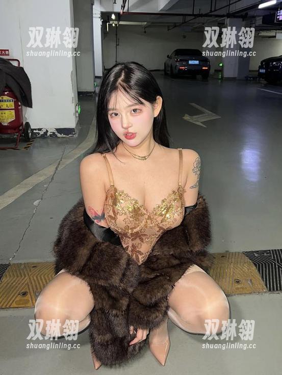 微密圈 - 红色内衣私拍探班：小优优子，你的图片从某种角度看还蛮出奇的