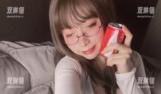 这是什么风格？小泉学姐吖在线美图举高高，修女造型真让人停不下来了。