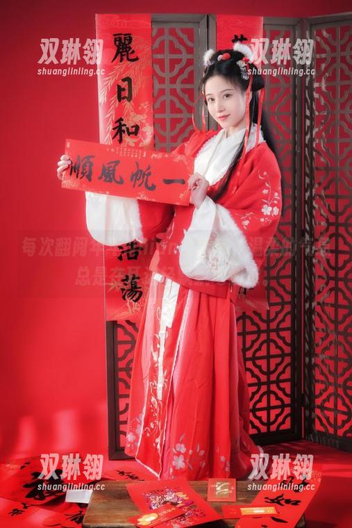 每次翻阅年年Nnian的图库，温柔的气息总是在耳边轻飘飘地划过。