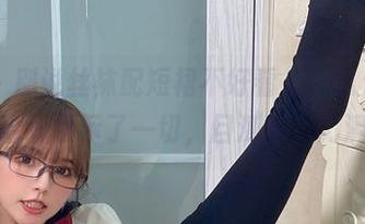 微密圈 – 别说丝袜配短裙不好看，张思允的免费套图给我展示了一切，目测吸引力满分！