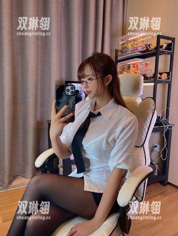 微密圈 - 下载张思允的《灰丝》：这位博主总能把灰色的优雅驾驭到极致。