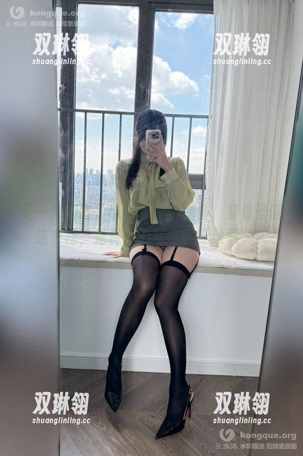 是一只废喵了带着环绕的信仰，穿着圣诞连衣裙，是真正的写真界“送葱”！