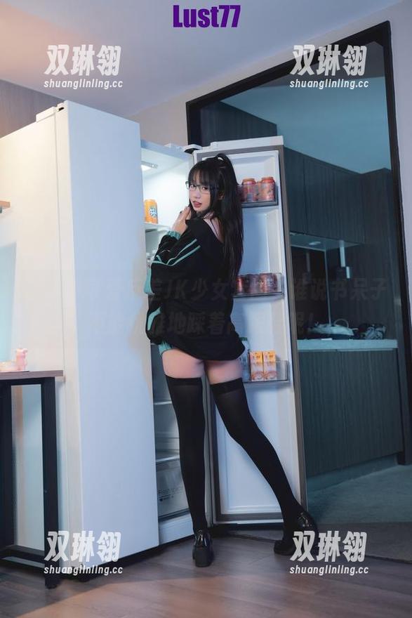 柒柒不可爱反差JK少女套图，谁说书呆子不能优雅地踩着高跟鞋呢！