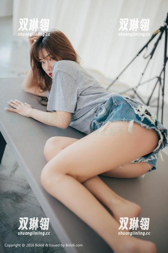 波萝社 - 许诺Sabrina的天真与逗趣：私拍少女美图，让你早上起不来！