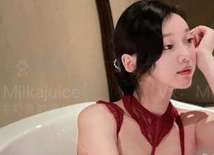 微密圈 – 丢掉常规，来一组牛奶里的果汁水手服的高清写真