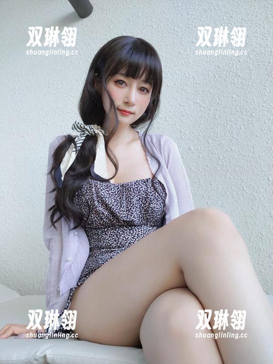 白银81的比基尼私房图包：让我们稍稍移开冰冷的视线。