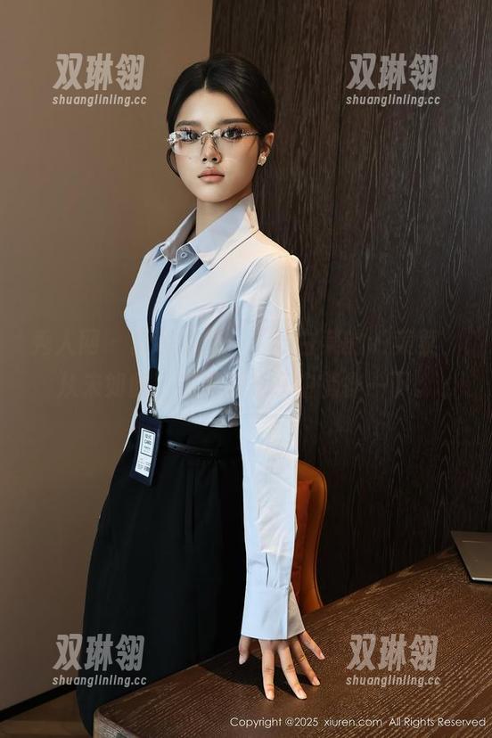 秀人网 - 套装加持，“吃白菜的vi菜菜”从未如此，在原图分享中徜徉一下。