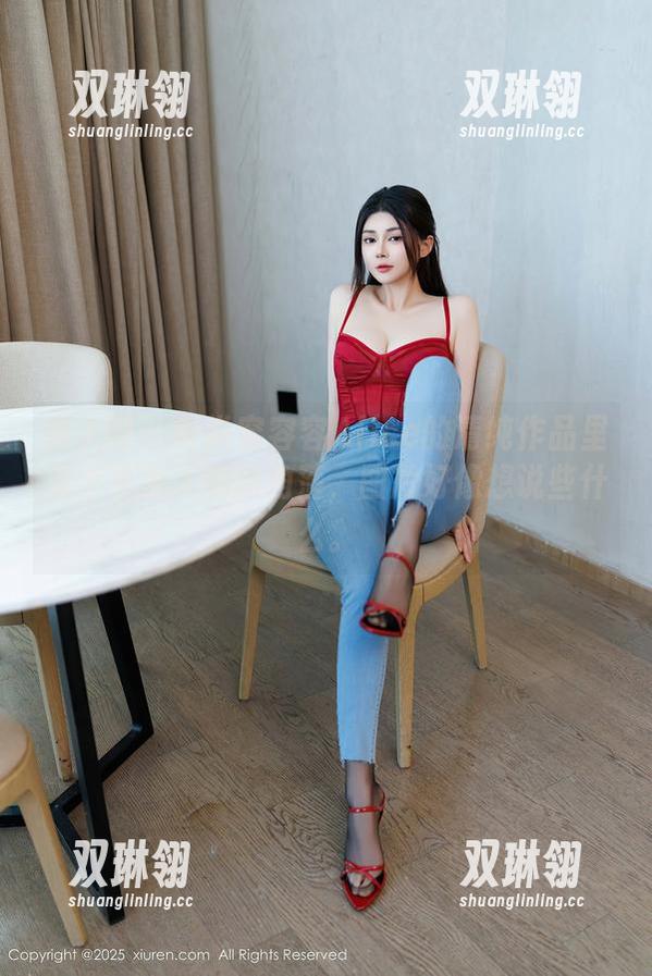 秀人网 - 听说容容容Alice的清纯作品里有个不为人知的角落，图片好像想说些什么。