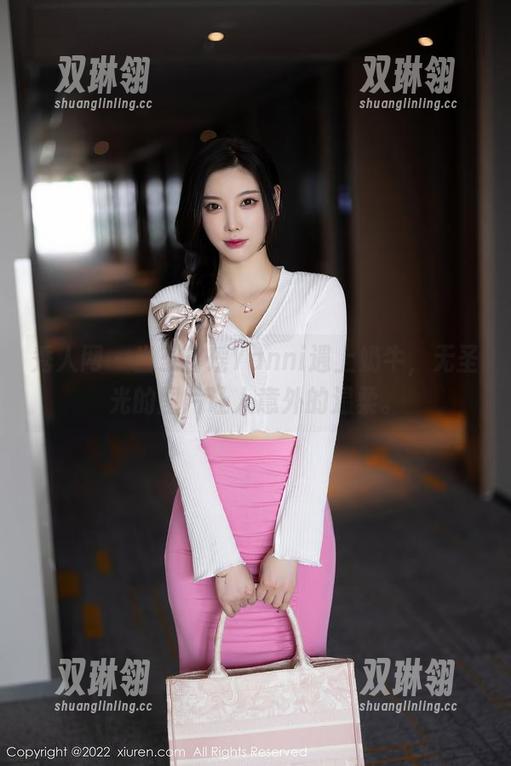 秀人网 - 当王馨瑶Yanni遇上奶牛，无圣光的图片让人意外的温柔。