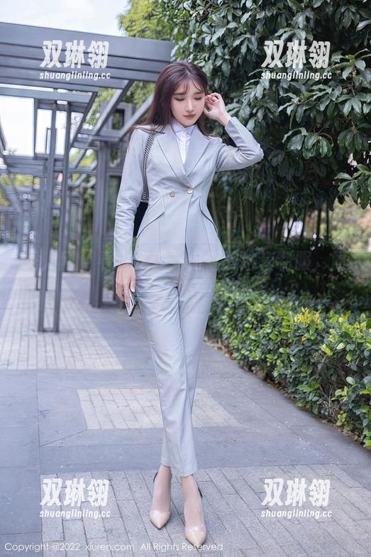 秀人网 - 看白浅浅如何驾驭这套制服，原图有点不一样哦
