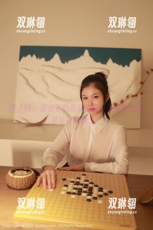 秀人网 - 耶利亚的最新写真：莫名其妙地被丝袜绊倒了！