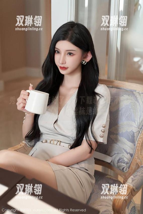 秀人网 - 准备好了吗？下载菲菲吃不胖的图包，咖啡和丝袜是绝配！