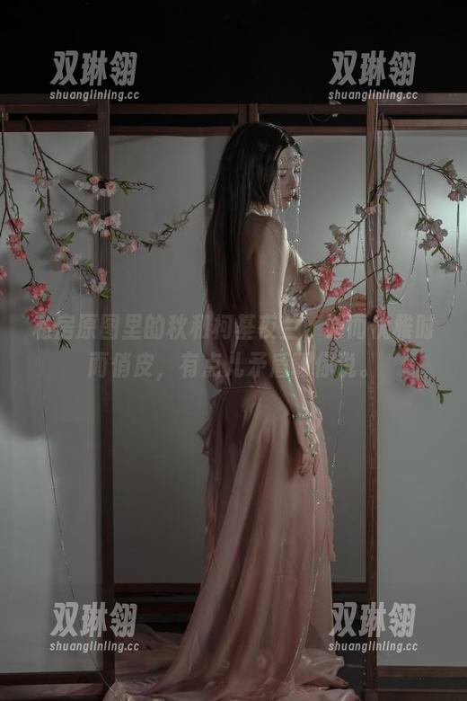 私房原图里的秋和柯基夜兰，时而优雅时而俏皮，有点儿矛盾啊你说。