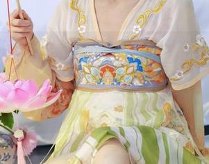 绮梦摄影 – 萌萌哒的团子图集又到了更新的时候，这次是无修无水印，意外地让光影走入我的私密空间。