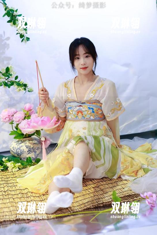绮梦摄影 - 萌萌哒的团子图集又到了更新的时候，这次是无修无水印，意外地让光影走入我的私密空间。
