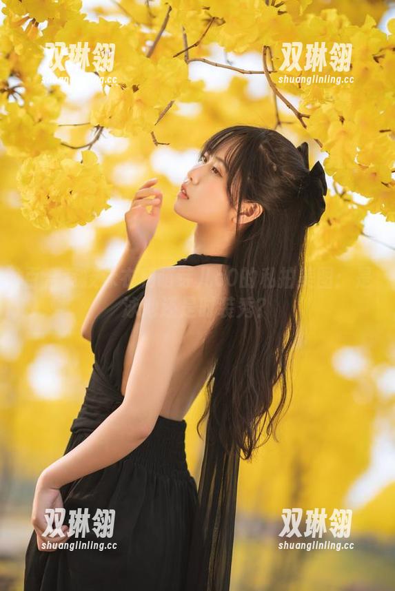百合竞技泳衣和萌芽儿o0的私拍美图：是泳池还是时装秀？