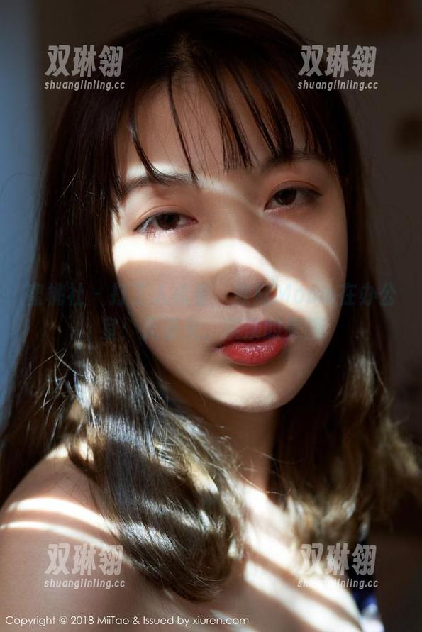 蜜桃社 - 打工人必看，默默Momo在办公室：无圣光，淡淡的美图