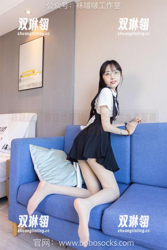 袜啵啵 - 厚白丝花絮：在芝士的全套写真中找到惊喜