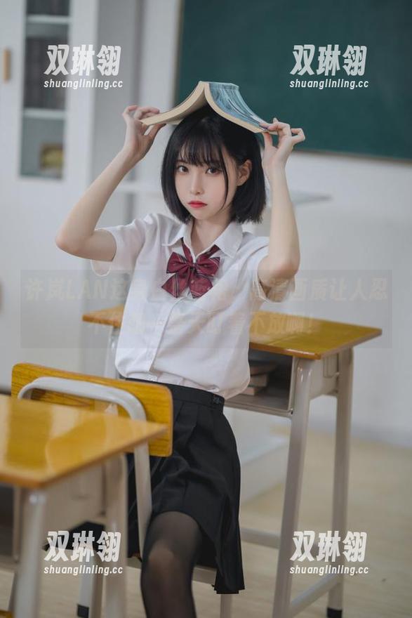 许岚LAN这身白丝蓝裙，高清画质让人忍不住想一整天盯着不放啊！