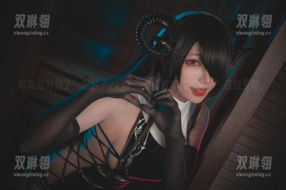写真时间到了，起起子vvvv带着“宫本武藏女仆”在线互动，哈哈