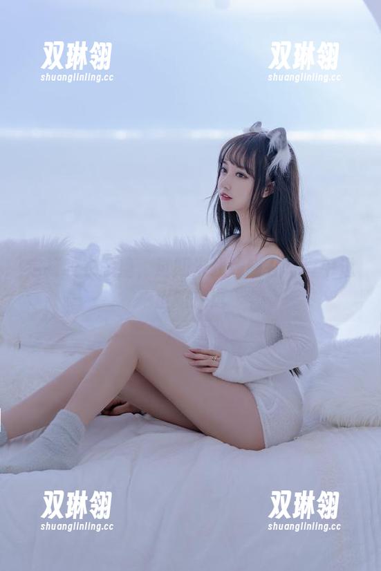 定制胶衣恶魔，过期米线线喵在写真中透出的挑逗