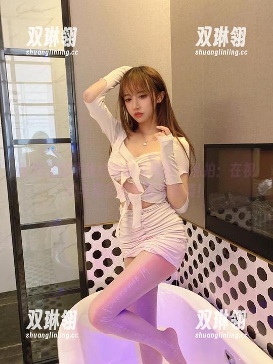 呼叫过期米线线喵的红色网袜私拍：在视觉与现实的夹缝中跳舞！