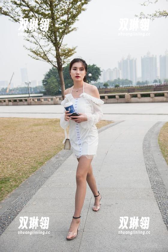 魔镜街拍 - 又是一组免费套图，婷婷的包臀灰裙加薄丝设计，这组合太绝了嘛！