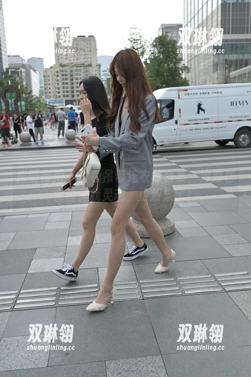 魔镜街拍 - 白色吊带连衣裙合集：婷婷在黑丝里找灵魂，更新来了！